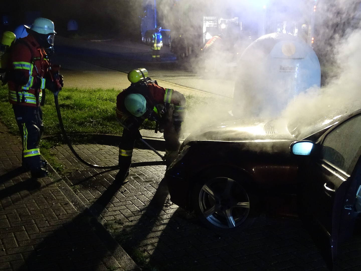 Feuerwehr L Scht Brennendes Fahrzeug Auf Einem Rastplatz Winsen Aktuell