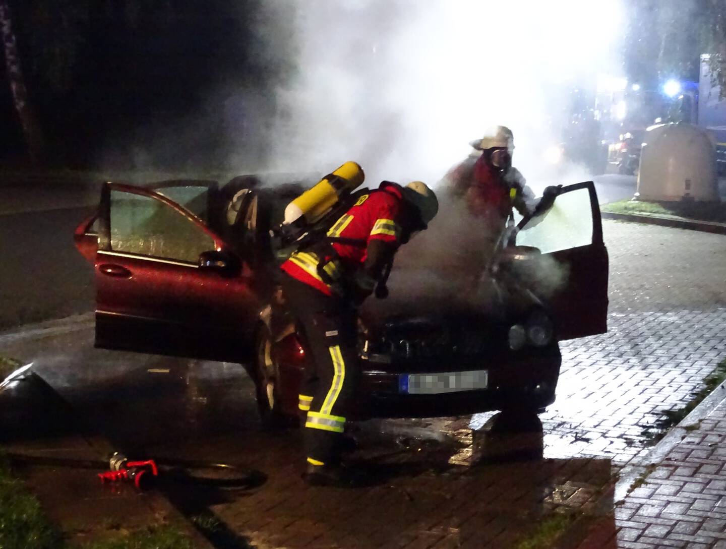 Feuerwehr löscht brennendes Fahrzeug auf einem Rastplatz Winsen Aktuell